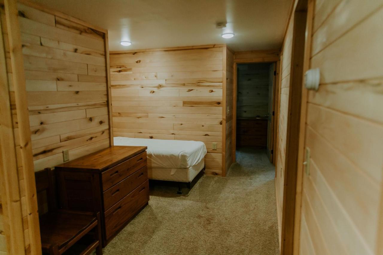 Silver Rapids Lodge & Campground Ely Экстерьер фото